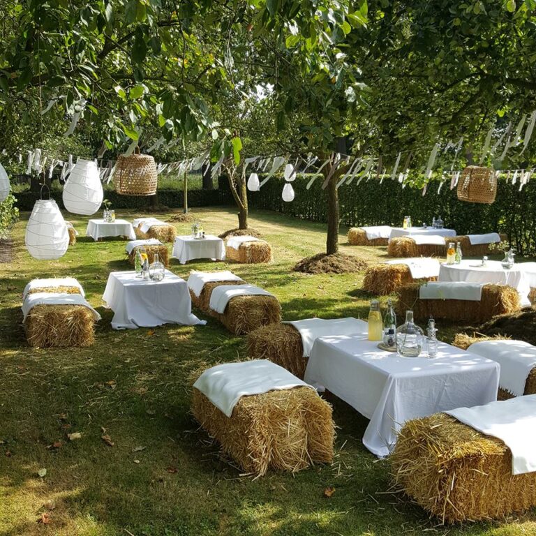 sfeerimpressie eten bruiloft feest met hooibalenTop Partyverhuur