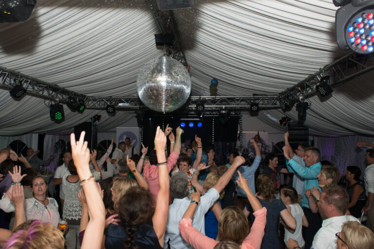 sfeerimpressie feest in de tent Top Partyverhuur