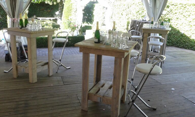 Steigerhouten hangtafel huren met barkrukken